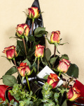 Buchet 9 trandafiri bicolori, Eucalipt, Cordyline și ambalaj asortat – imaginea 3