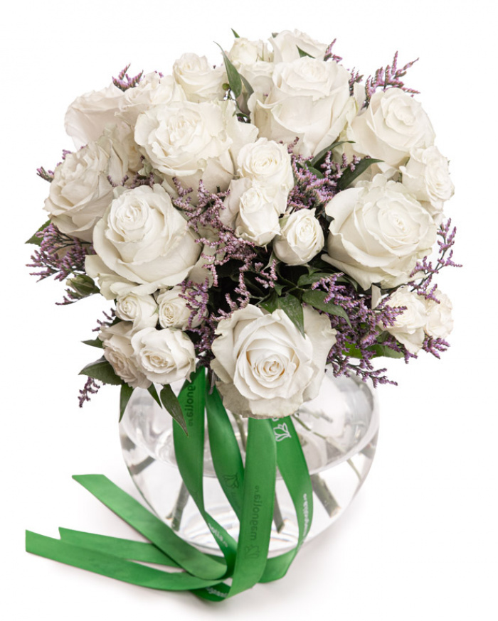Buchet cu trandafiri albi și limonium – imaginea 1