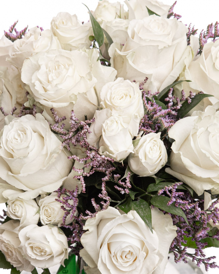 Buchet cu trandafiri albi și limonium – imaginea 2