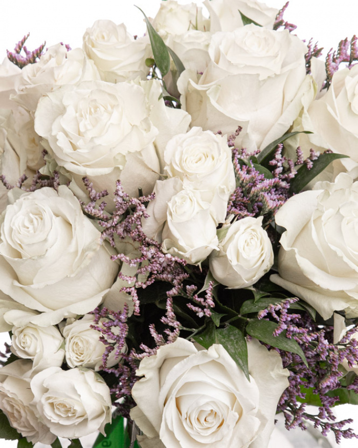 Buchet cu trandafiri albi și limonium – imaginea 2