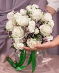 Buchet cu trandafiri albi și limonium – imaginea 3