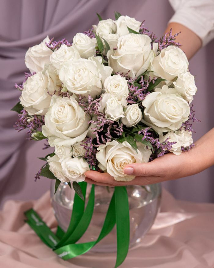Buchet cu trandafiri albi și limonium – imaginea 3