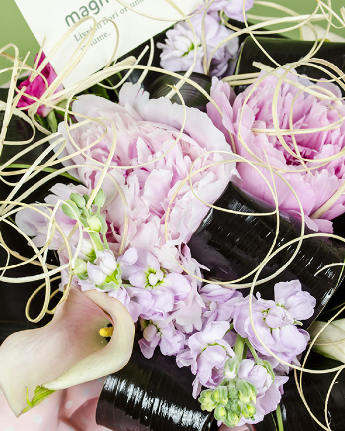 Romantic bouquet with Peonies, Matthiola, callas and Cordyline – imaginea 4