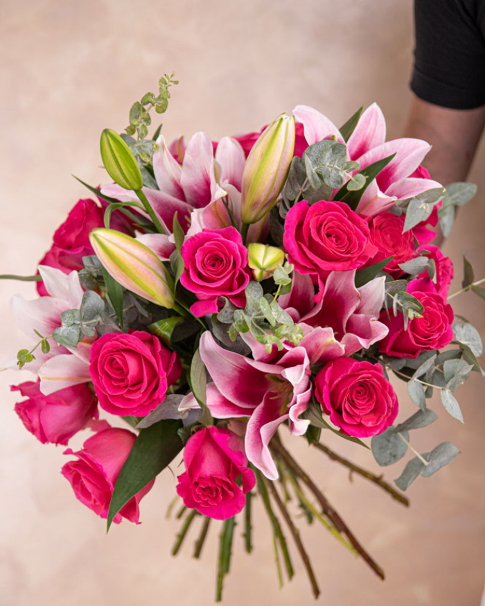 Buchet trandafiri roz și crini – imaginea 3