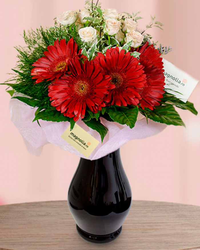 Buchet trandafiri ramificaţi şi gerbera