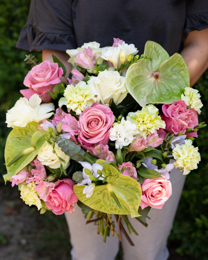 Buchet trandafiri, garoafe și anthurium – imaginea 3
