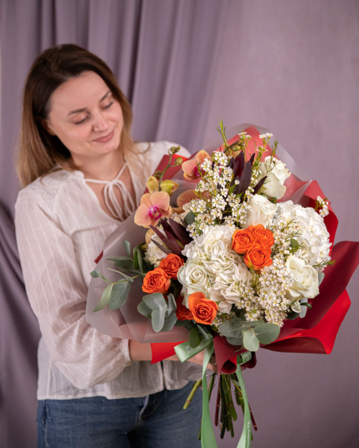 Bouquet with hydrangeas and orchids – imaginea 3