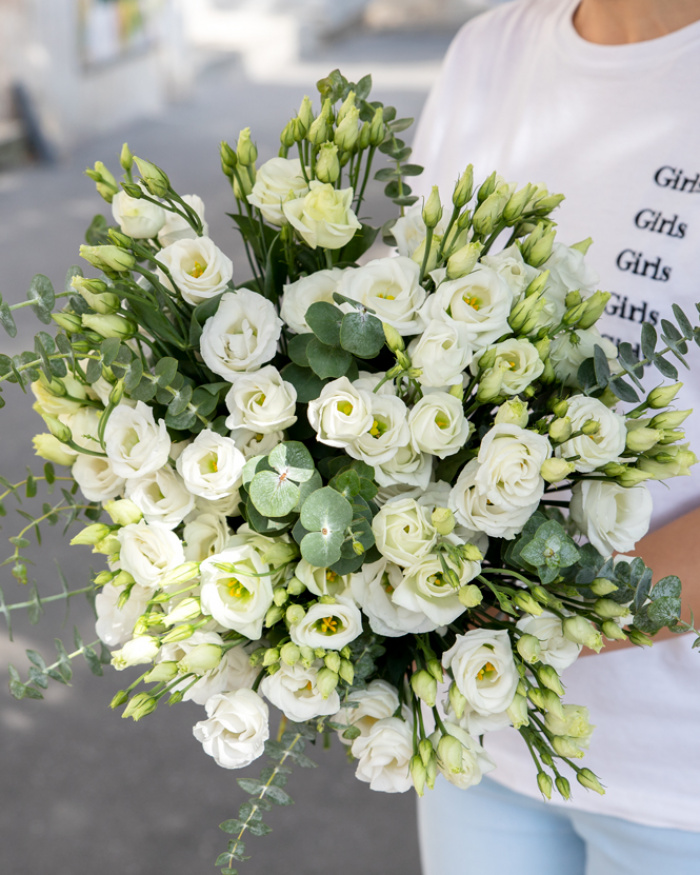 Bouquet with eustoma and eucalyptus – the image 3