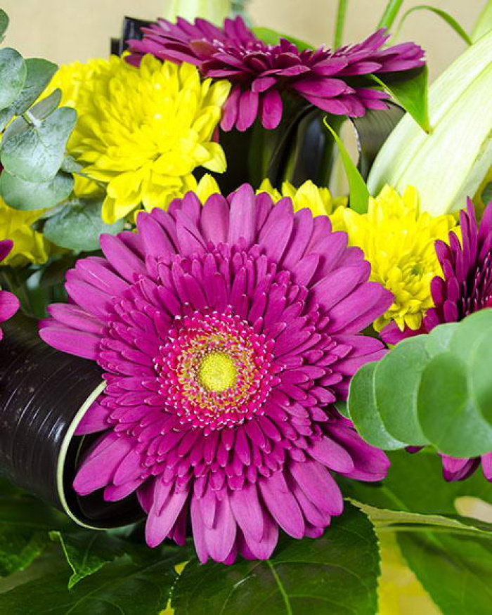 Buchet gerbera crizanteme si crini – imaginea 4