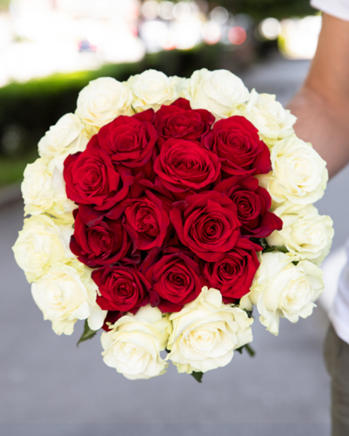 Red and white roses bouquet – imaginea 3