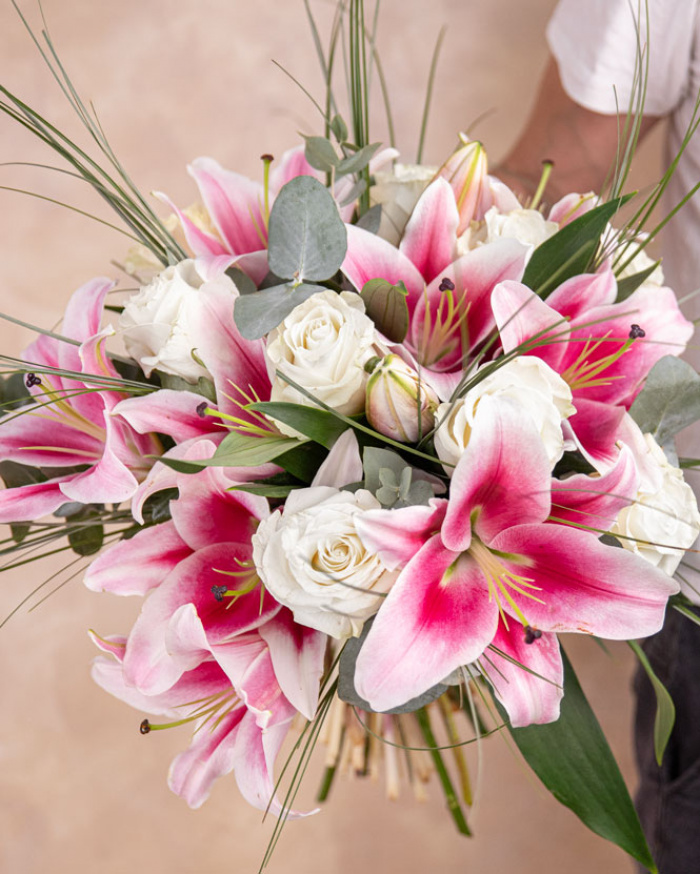 Bouquet of white roses and imperial lilies – imaginea 3