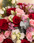 Buchet cu trandafiri roşii şi eustoma – imaginea 2