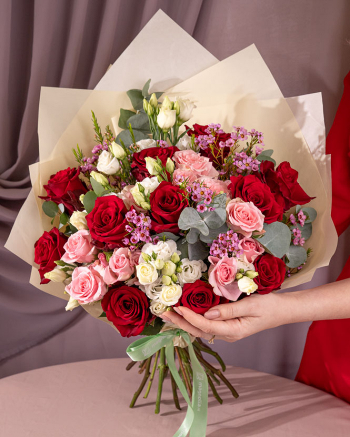Buchet cu trandafiri roşii şi eustoma – imaginea 3
