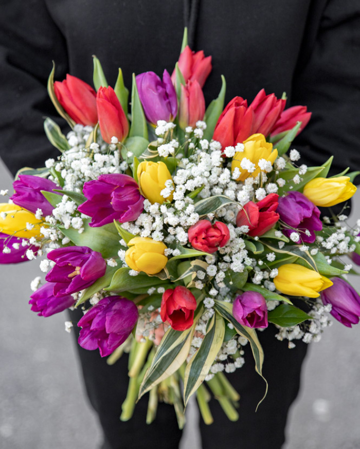 Tulips and gypsophilla bouquet – imaginea 3
