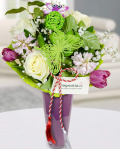 Buchet cu trandafiri zambile şi accesorii – imaginea 1