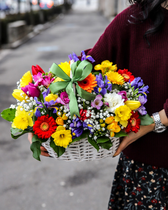 Cos cu irişi gerbera şi narcise – imaginea 3