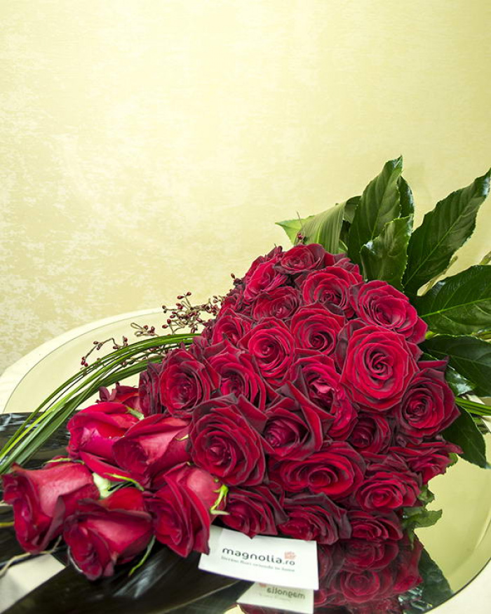 Bouquet of 39 roses with dry accesories – imaginea 1