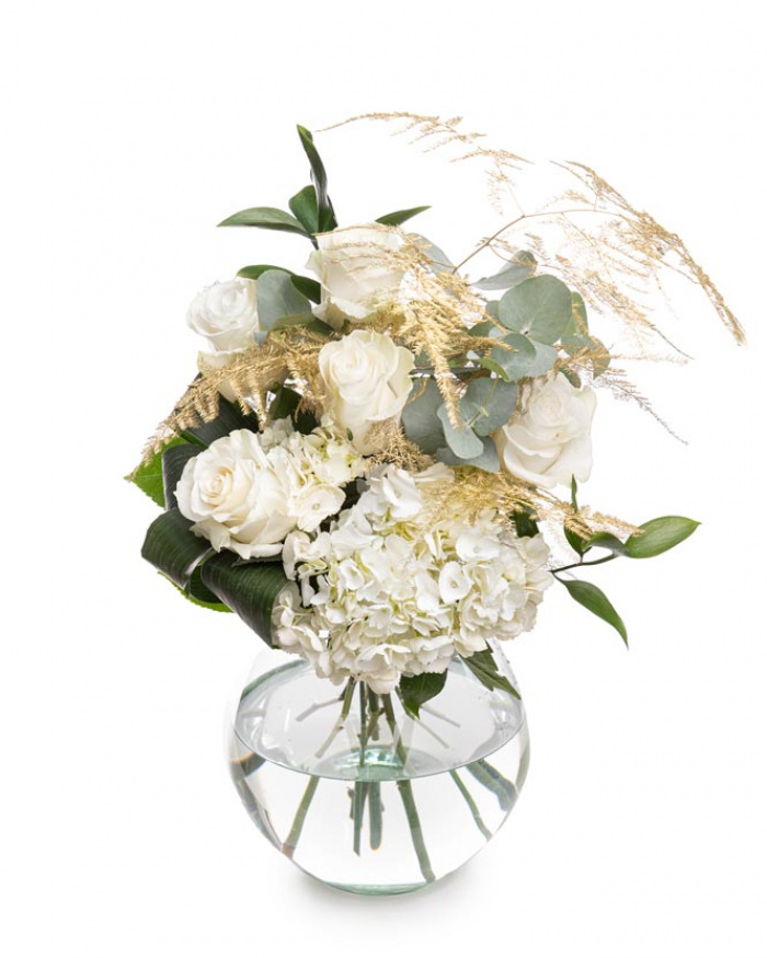 Buchet de iarnă cu trandafiri albi – imaginea 1