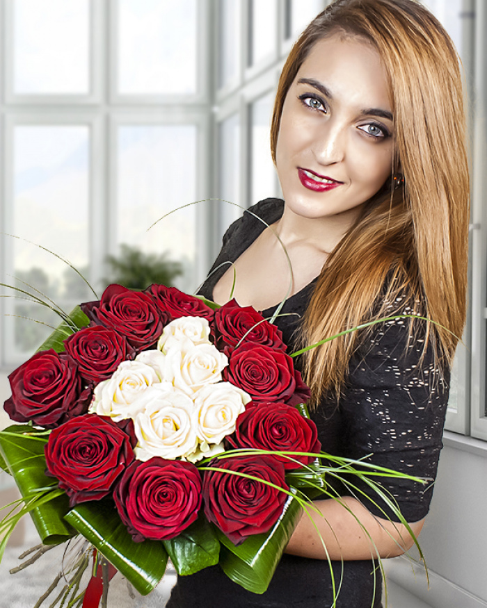 Buchet trandafiri rosii si albi