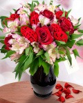 Buchet de trandafiri rosii şi alstroemeria