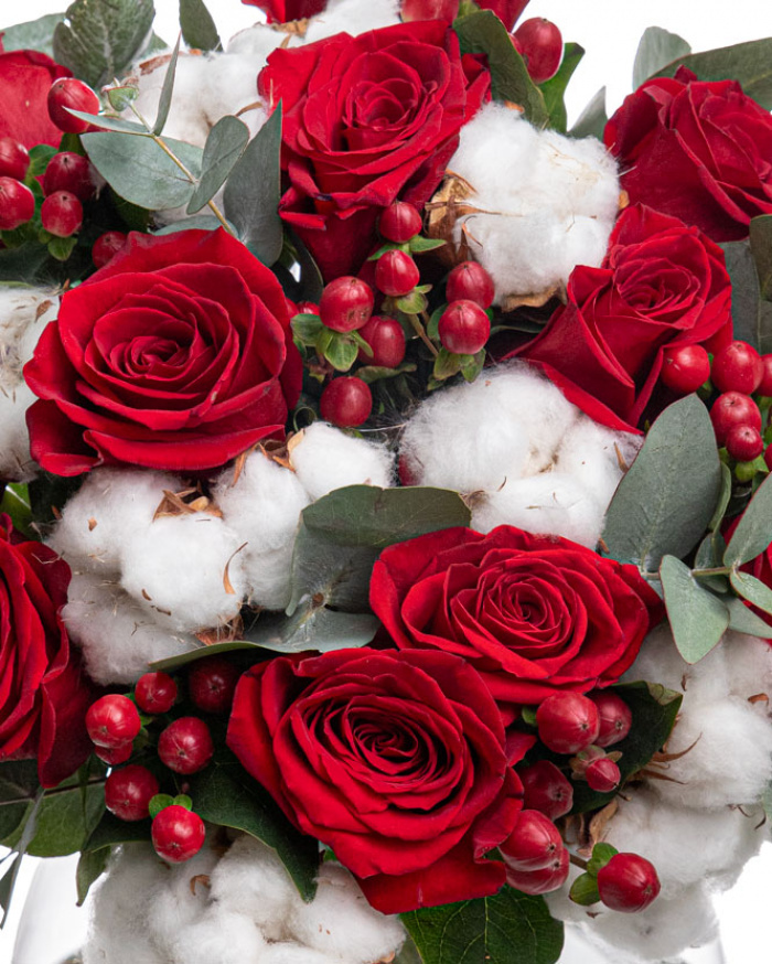 Buchet trandafiri roşii şi hypericum – imaginea 2