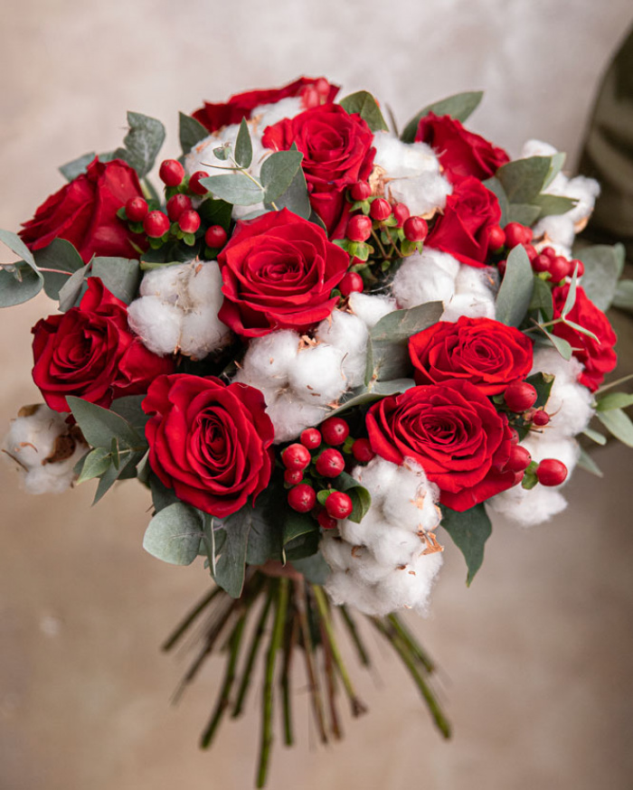 Buchet trandafiri roşii şi hypericum – imaginea 3