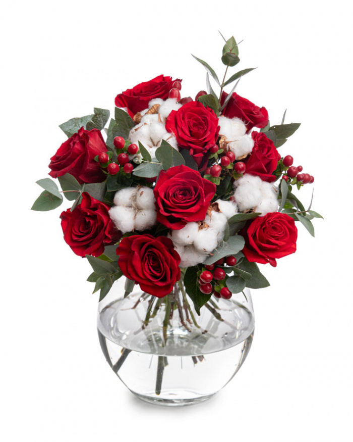 Bouquet of red roses and hypericum – the image 1