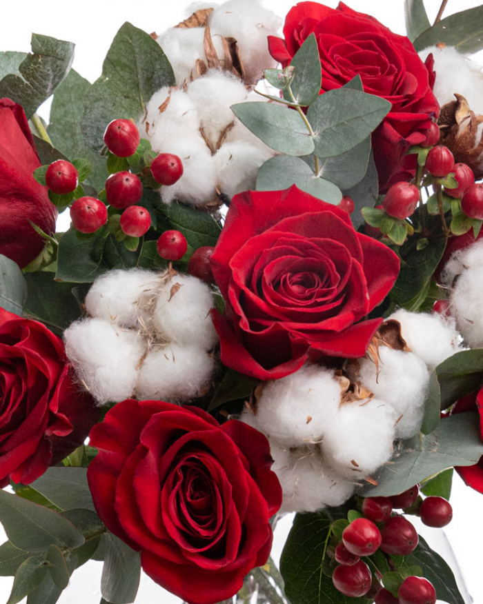 Bouquet of red roses and hypericum – the image 2
