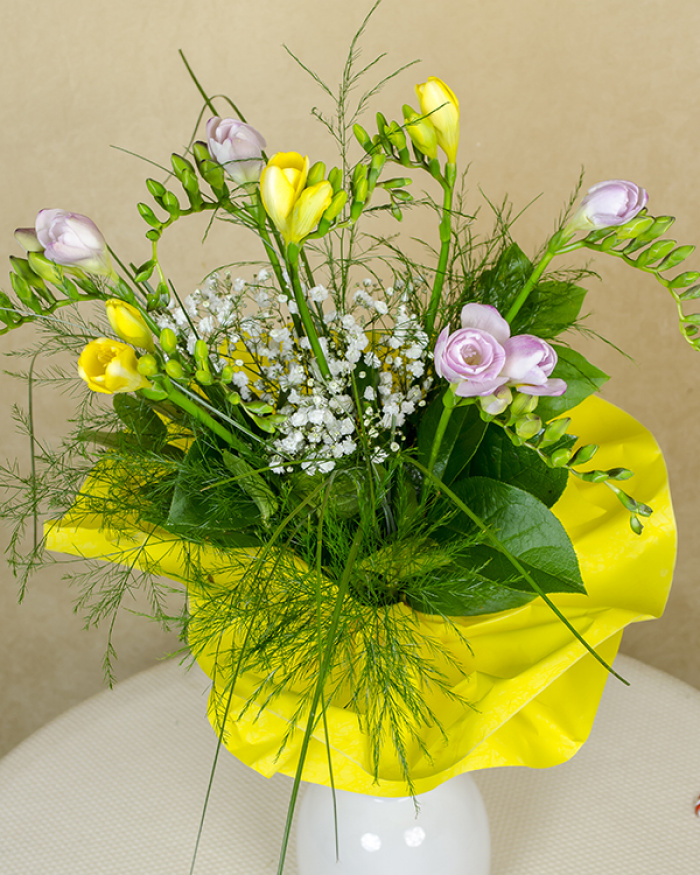 Buchet frezii si verdeata asortata – imaginea 1