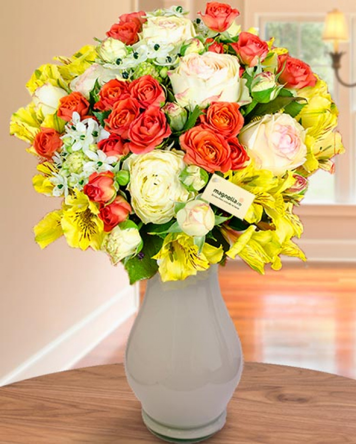 Buchet trandafiri mix si flori de sezon