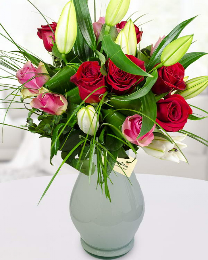 Buchet trandafiri si crini – imaginea 1