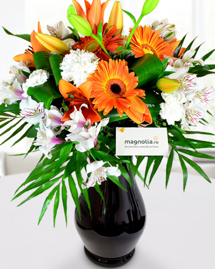Round bouquet of sesonal flowers – imaginea 1