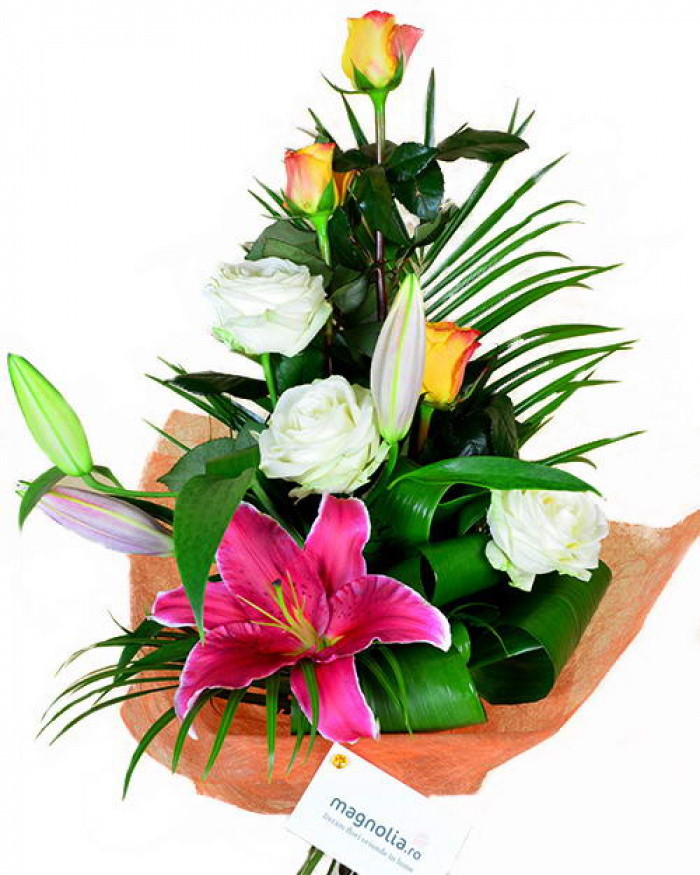 Buchet elegant trandafiri si crini – imaginea 1