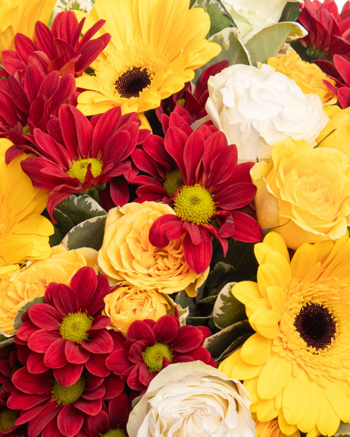 Buchet cu trandafiri albi, gerbera și crizanteme