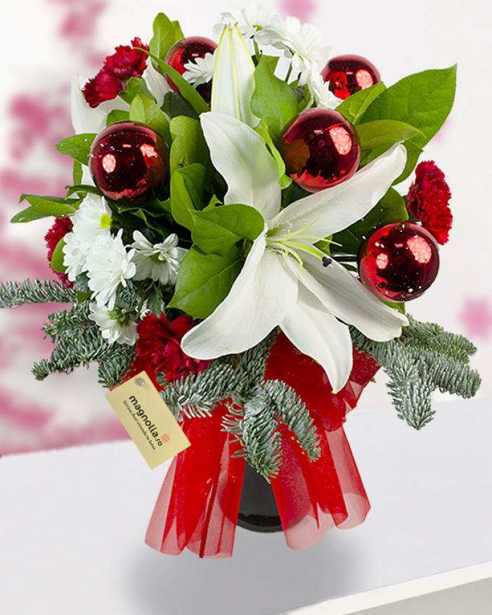 Bouquet of chrysanthemums, carnations and Christmas accessories – imaginea 1
