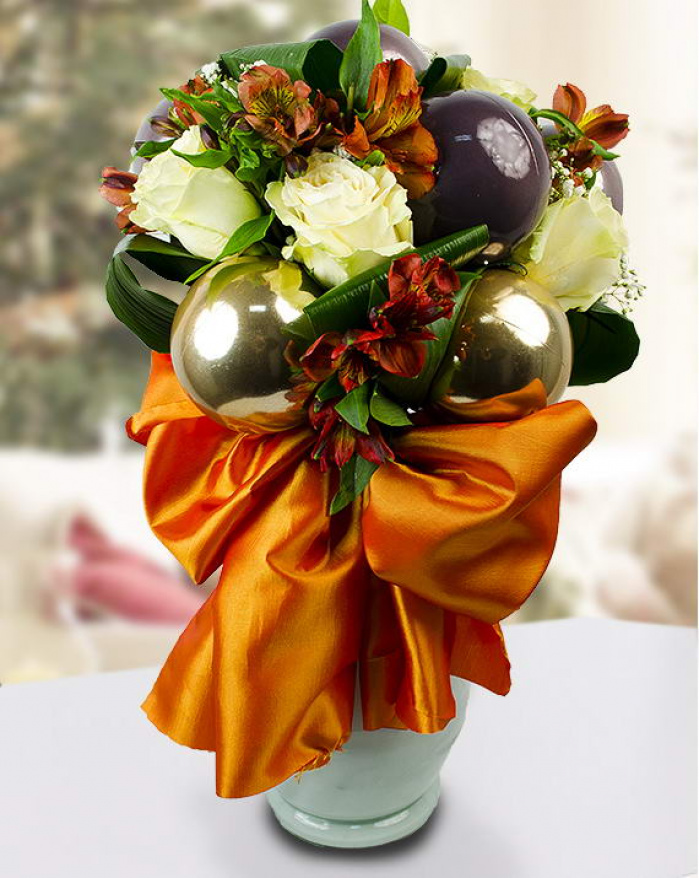Buchet cu trandafiri și decorat cu globuri