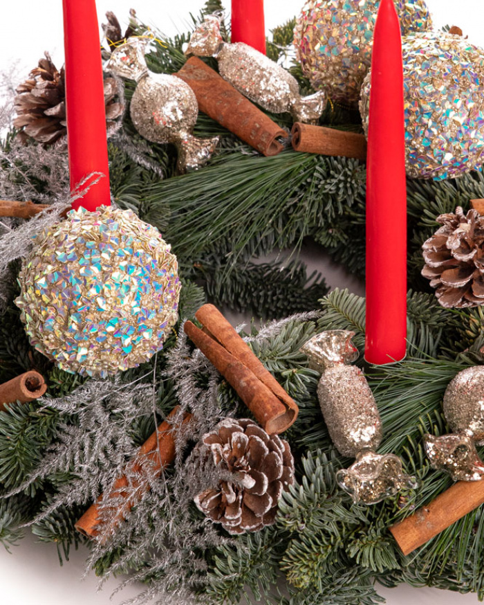 Christmas wreath with candles and ornaments – imaginea 2