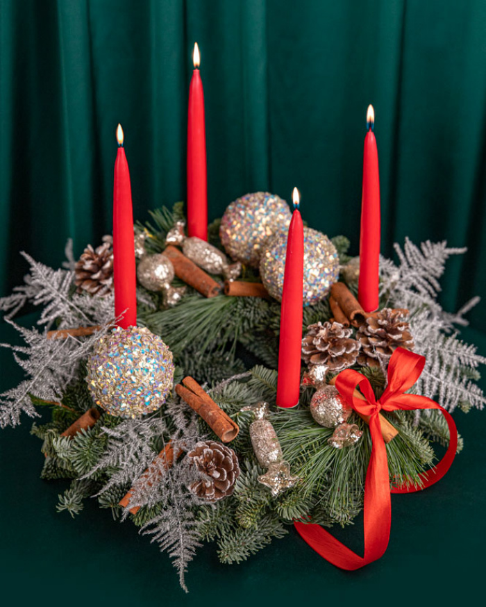 Christmas wreath with candles and ornaments – imaginea 3