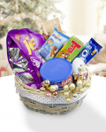 Basket with sweets – imaginea 1