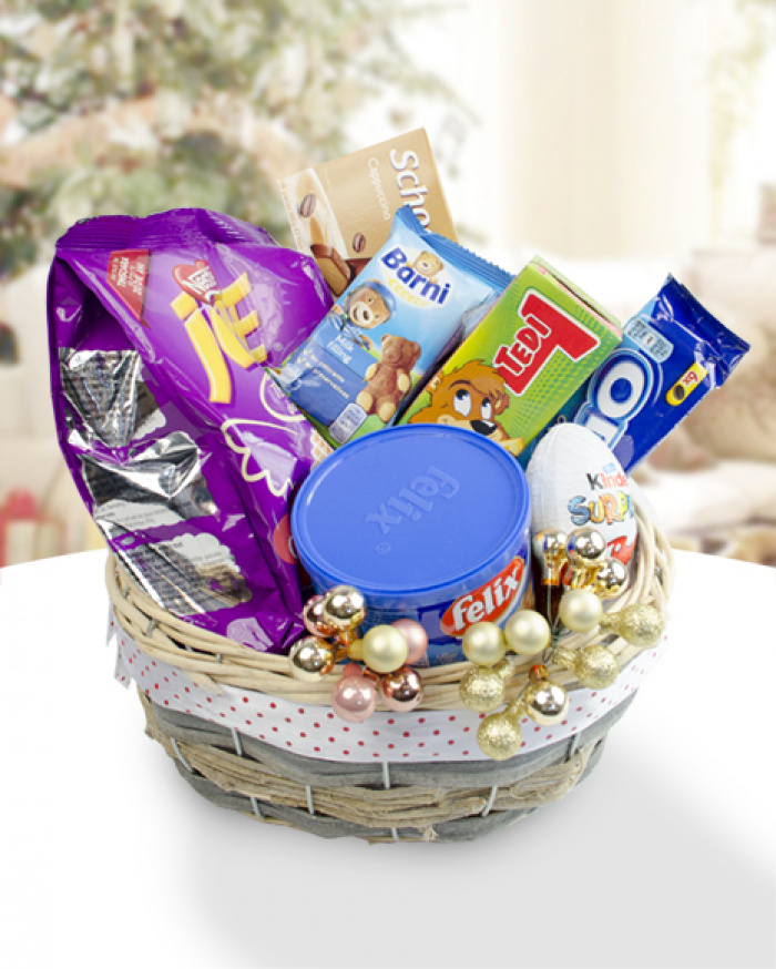 Basket with sweets – imaginea 1