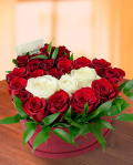 Heart shaped box with red and white roses – imaginea 1