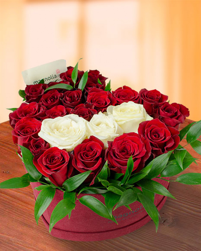 Heart shaped box with red and white roses – imaginea 1