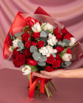 Buchet cu frezii și lalele – imaginea 3