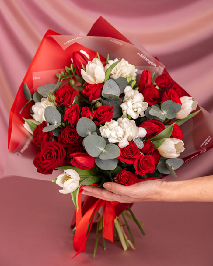 Buchet cu frezii și lalele – imaginea 3