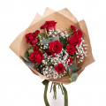 Buchet cu trandafiri si gypsophila