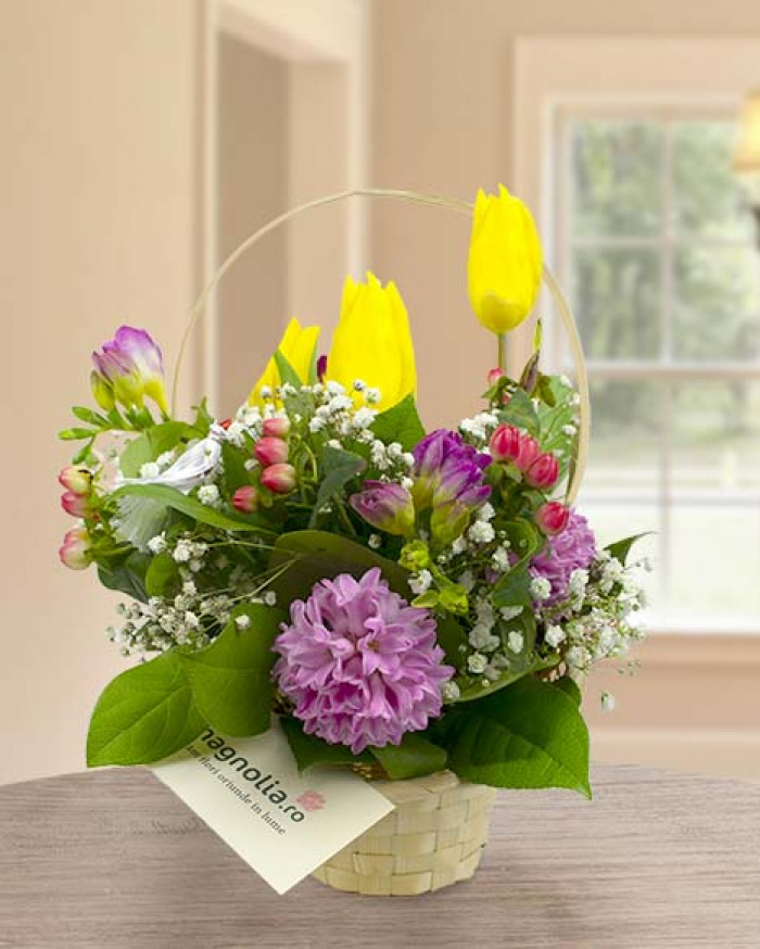Basket with spring flowers – imaginea 1