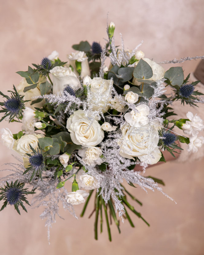 Buchet clasic cu flori albe – imaginea 3