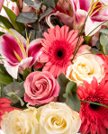 Buchet cu gerbera, crini si trandafiri – imaginea 2