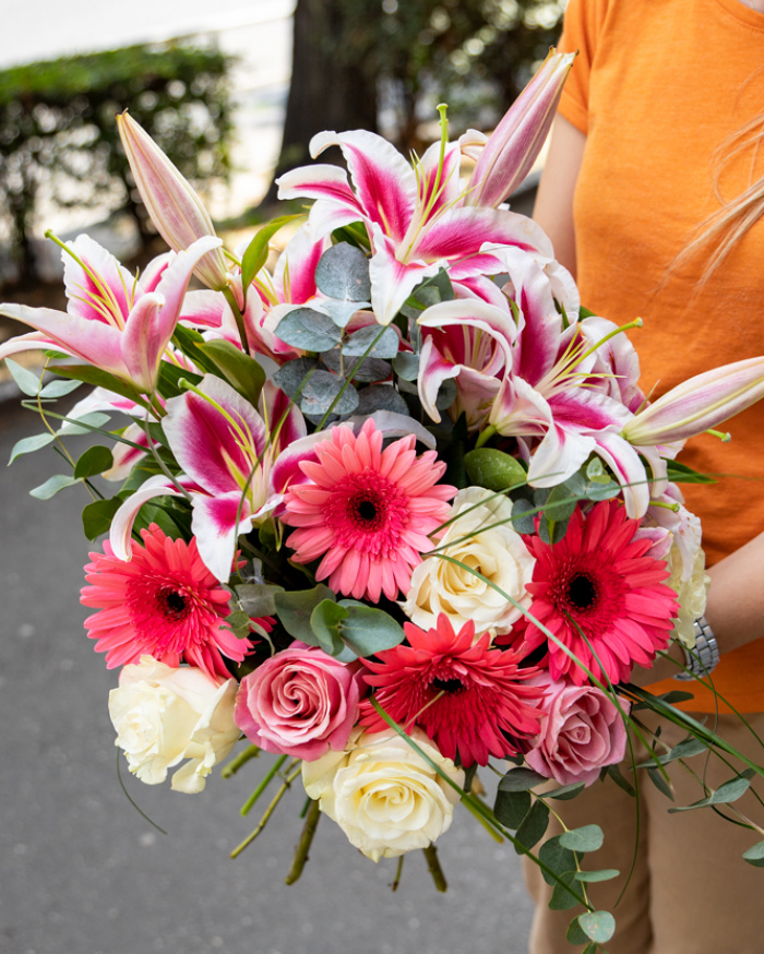 Buchet cu gerbera, crini si trandafiri