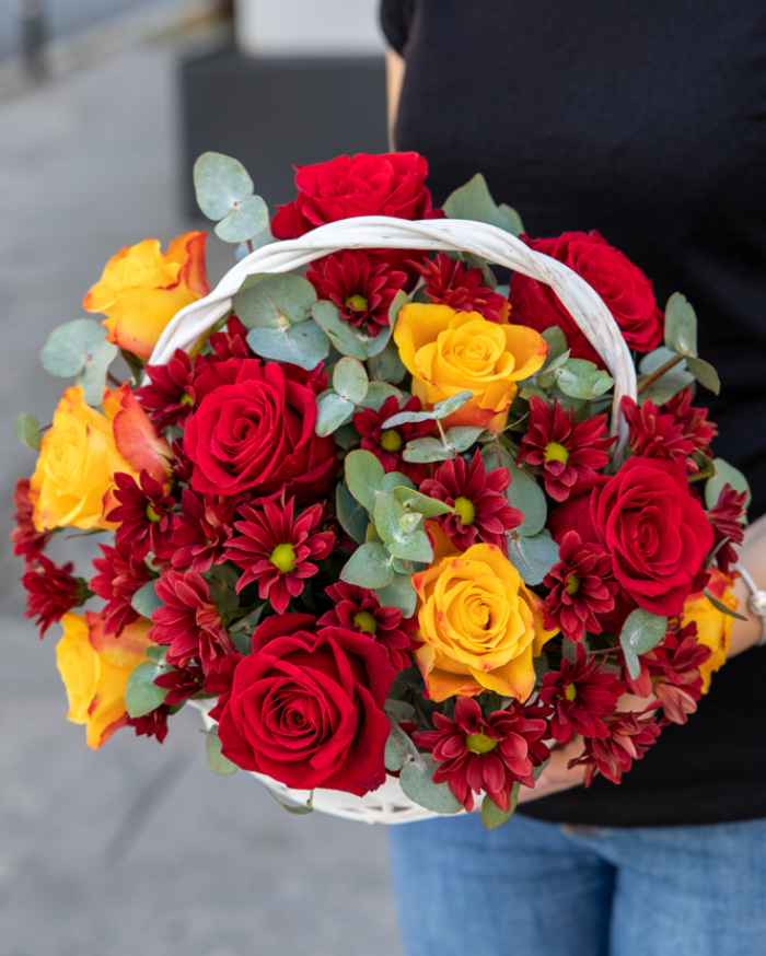 Basket with chrysanthemums and roses – imaginea 3